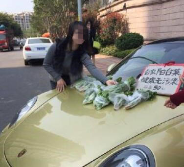 開(kāi)保時(shí)捷賣菜走紅 網(wǎng)友：炒作無(wú)底線 自稱陽(yáng)臺(tái)菜健康無(wú)污染，只賣“懂貨”的人