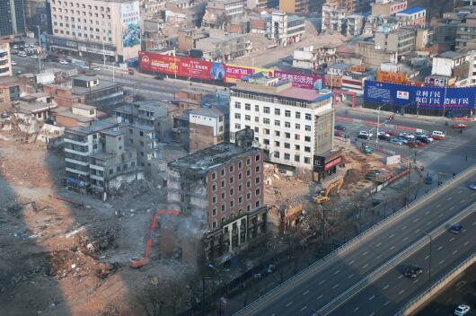 在“拆遷獎(jiǎng)勵(lì)”等一系列政策的激勵(lì)下，親賢社區(qū)的改造步伐明顯加快。2015年12月初，親賢社區(qū)簽訂拆遷協(xié)議 374份，簽約率達(dá)90%，西北片區(qū)實(shí)現(xiàn)了拆遷大突破。(拍攝：2015年12月20日)