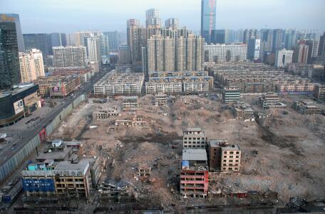 2016年元旦假期后的第一個(gè)工作日，記者從長風(fēng)大街某高樓俯瞰正在拆遷中的親賢西北片區(qū)。經(jīng)過半年多推進(jìn)，這一片區(qū)只留下十余處建筑等待拆除。(拍攝：2016年1月4日)