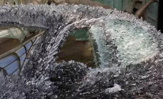 驚！車主用玻璃渣改裝瑪莎拉蒂