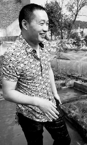 救出小孩上后，楊文利一身糞水。