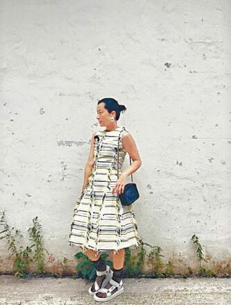 徐濠縈自己做模特賣(mài)潮裝