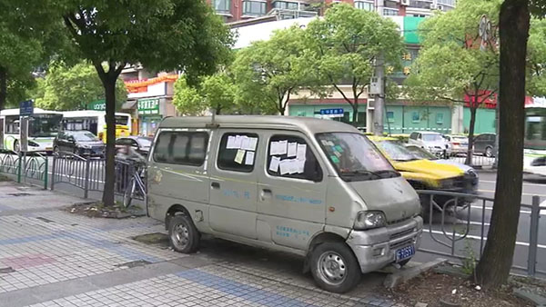 被棄置在人行道上的面包車。