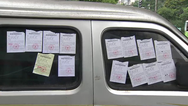 面包車上滿滿貼了14張罰單。