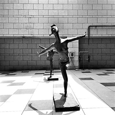 常營長楹龍湖天街樓下,“年輕女孩”胸部暴露