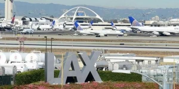 游客大鬧美國機(jī)場