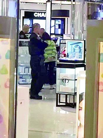 女游客信用卡遺落遷怒免稅店員工 女游客信用卡遺落遷怒免稅店員工