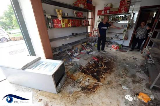 家里小賣部現(xiàn)在已經(jīng)一片混亂。