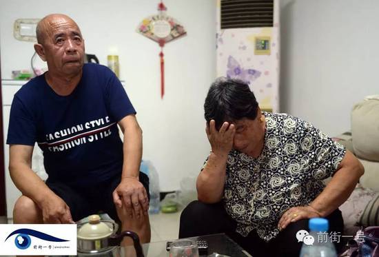 李亞榮的公婆談及李亞榮時(shí)淚流不止。