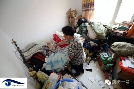 李亞榮的婆婆在收拾房間。