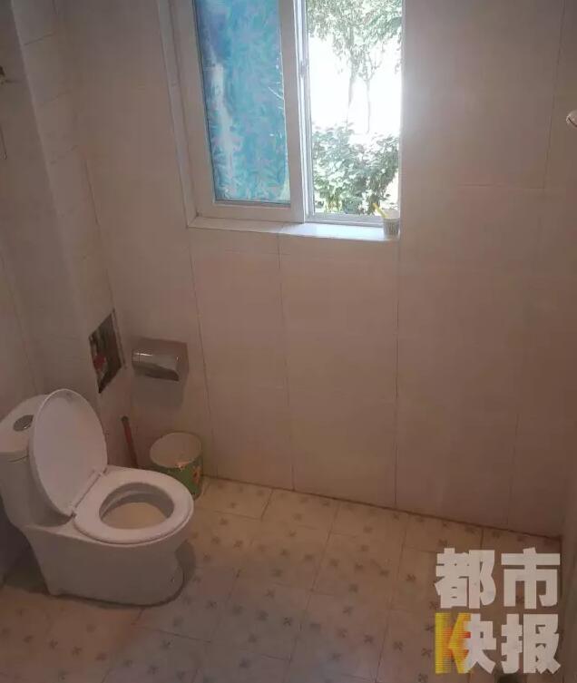 西安市戶縣草堂鎮(zhèn)的李家?guī)r村，有多戶人家經(jīng)營著農(nóng)家樂，但昨晚發(fā)生的這件事情打破了這里的寧靜。村民：“縣上的、鎮(zhèn)上的警察，還有村干部好多人在那兒，說是女的在衛(wèi)生間生產(chǎn)，把娃從窗子扔下來?！鞭r(nóng)家樂員工：“(聽說)直接從二樓扔下來了，呀，太殘忍了。”昨晚的事，很多人今早才聽說，震驚之余更感到惋惜。記者今天在高冠西五巷口找到了大家所說的農(nóng)家樂，一夜過去了，作為和那名女顧客有過交集的老板娘，心情仍然很沉重。