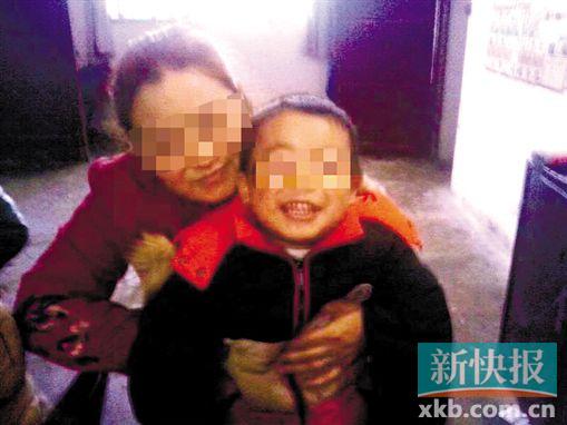 程女士生前和小孩開心玩耍。家屬供圖