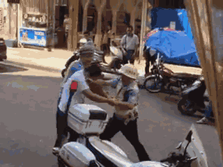 嫌疑男子涉嫌無(wú)證駕駛摩托車(chē)，且車(chē)輛違規(guī)加裝遮陽(yáng)傘并在行駛時(shí)不戴安全頭盔，辱罵毆打執(zhí)法交警。 本文圖片均來(lái)自 廣西梧州在線警務(wù)