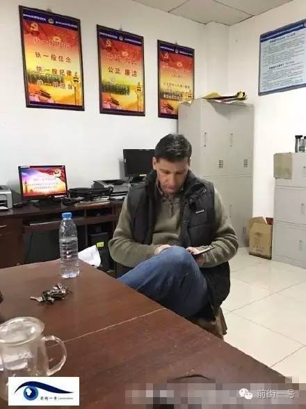 該外籍男子在派出所接受詢問。（網友供圖）