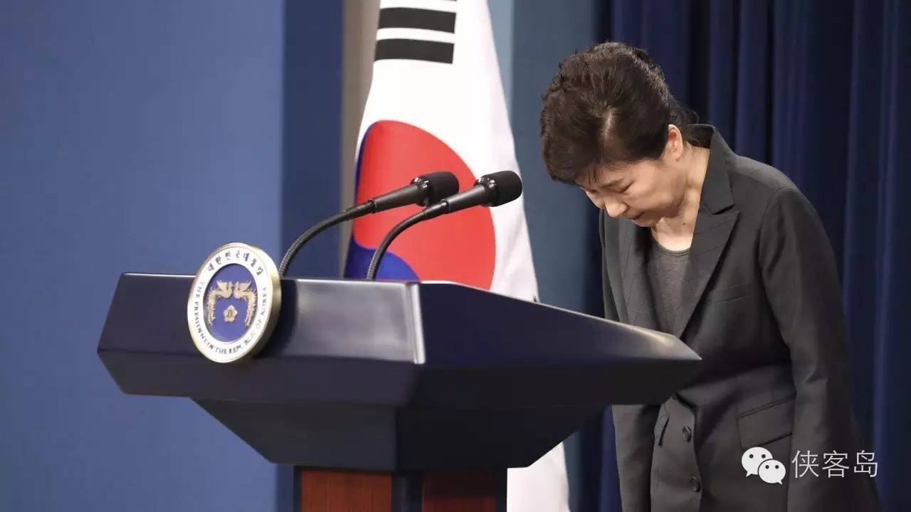 “任憑風吹浪打，我自巋然不動”，樸槿惠對于這句詩應該是心有戚戚焉。