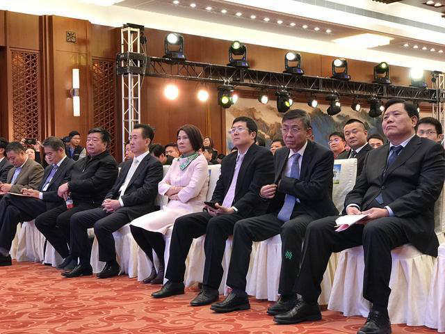 董明珠在現(xiàn)場演講時表示，她愿意拿她所有的資產(chǎn)投入到珠海銀隆里。據(jù)悉，同時與珠海銀隆原始股東共同簽署增資協(xié)議的，還有董明珠個人及北京燕趙匯金國際投資有限責(zé)任公司、大連萬達集團股份有限公司、江蘇京東邦能投資管理有限公司等3家知名企業(yè)，5家單位或個人共同增資30億，獲得珠海銀隆22.388%的股權(quán)。