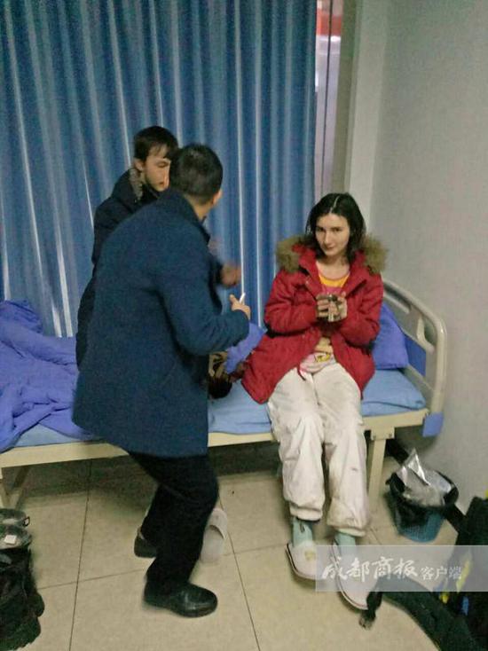 王利鑫說，醫(yī)院工作人員考慮到他們遠(yuǎn)道而來，于是給他們倒上熱水，并試圖打手勢交流。但費(fèi)了好大勁，也沒辦法搞明白對方的情況，只好向社區(qū)民警求助。翠屏區(qū)西城派出所兩位民警迅速趕到，但雙方仍然語言不通，無法交流。民警見兩名年輕人并無惡意，只好離開了。折騰到晚上10點(diǎn)左右，還是沒辦法溝通。而醫(yī)院作為醫(yī)療機(jī)構(gòu)，又不能留宿不明來歷的外國人。王利鑫只好帶著懂英語的女婿趕到，交流得知對方是一對來自俄羅斯的小夫妻?！八麄冋f到中國‘窮游’，打算從成都到昆明，結(jié)果坐順風(fēng)車來到了宜賓，卻沒錢住賓館?！蓖趵胃嬖V成都商報(bào)客戶端記者，兩個(gè)年輕人不懂漢語，正好看到中山醫(yī)院標(biāo)識(shí)，就闖進(jìn)來打算求宿一晚。