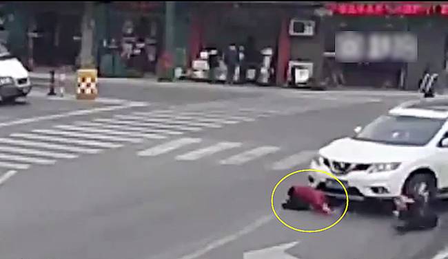 圖為小姑娘被卷進車輪下瞬間。