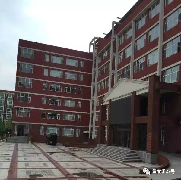 17歲高中男生教室里掐死女同學(xué)，被訴故意殺人和強(qiáng)奸