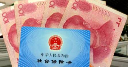 從今年1月1日開(kāi)始，原有的失業(yè)保險(xiǎn)費(fèi)率是1.5%的有22個(gè)省份，包括新疆生產(chǎn)建設(shè)兵團(tuán)，可以在確保失業(yè)保險(xiǎn)金按時(shí)足額發(fā)放、穩(wěn)崗補(bǔ)貼順利實(shí)施的基礎(chǔ)上，可以降低0.5個(gè)百分點(diǎn)。個(gè)人的費(fèi)率不超過(guò)單位的費(fèi)率。