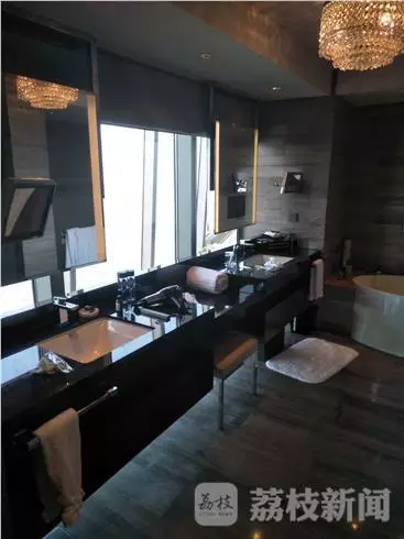 何女士表示無意中看到淋浴間外側(cè)的玻璃映射出幾個(gè)人影。