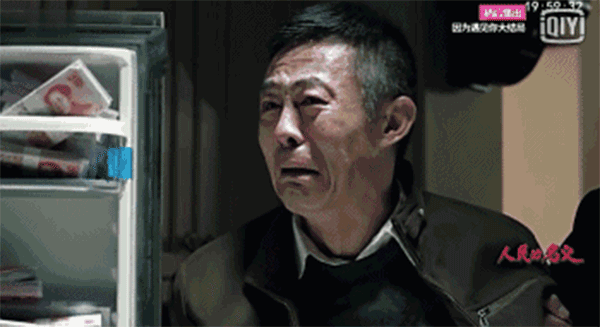 查案人員搜出的2.3億現(xiàn)金，從銀行運來十二臺點鈔機，竟然燒壞了六臺。