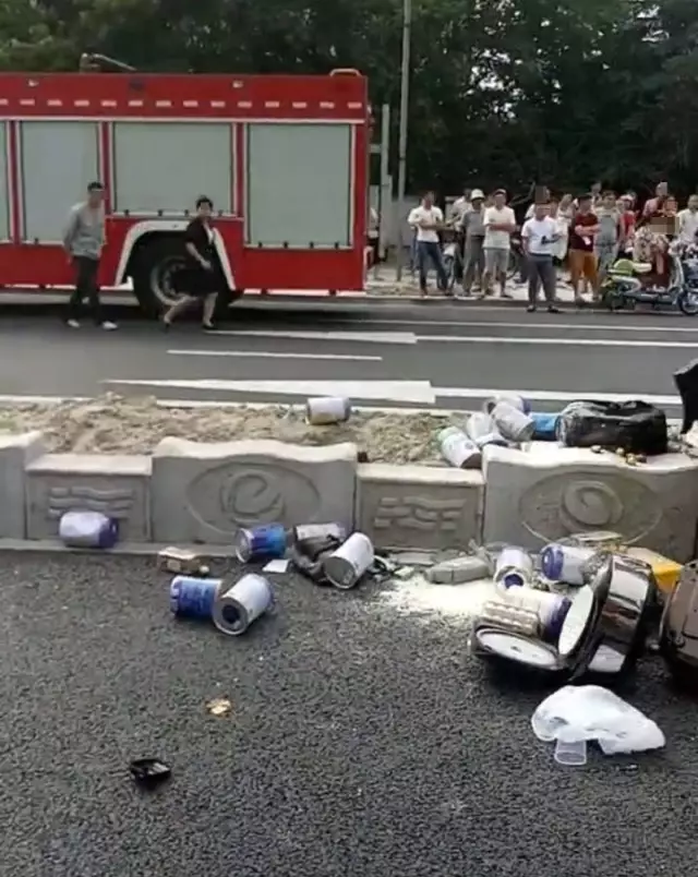 不值！小車四腳朝天司機(jī)身亡 死者只為偷幾罐奶粉