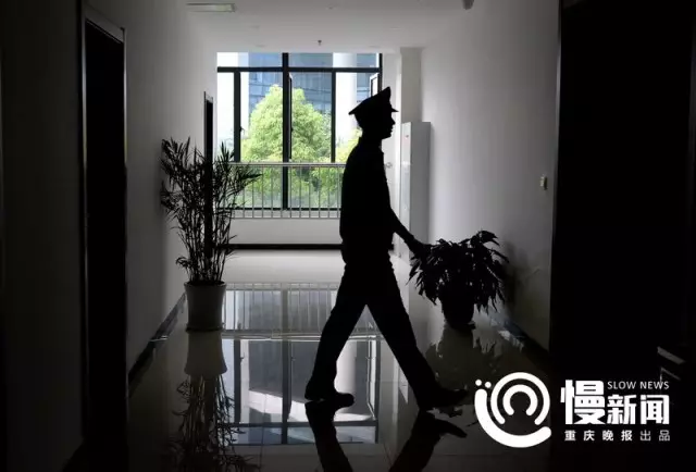 重慶曝光抓捕毒販視頻 民警拔槍一對(duì)四誰慢誰死