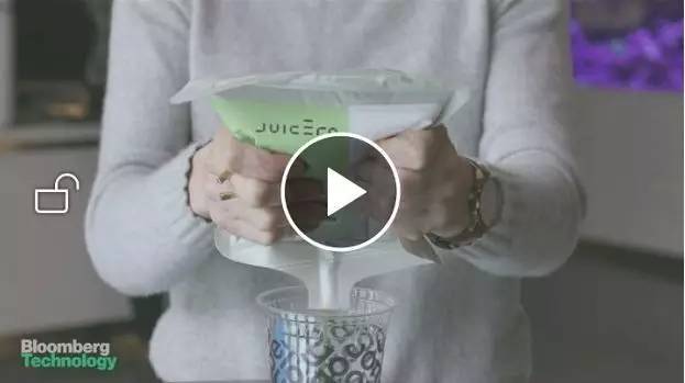 ▲彭博社記者用手擠壓果汁袋 ▲彭博社記者用手擠壓果汁袋