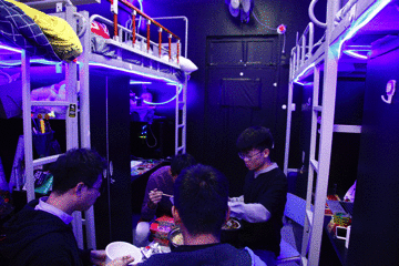 用人臉識(shí)別的技術(shù)，防火防盜防宿管。宿管一來(lái)，就可以自動(dòng)發(fā)起警報(bào)