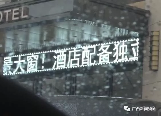 于是，民警將這一情況匯報(bào)給指揮中心，請求120醫(yī)護(hù)人員到達(dá)現(xiàn)場急救。