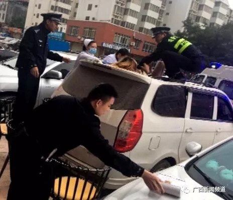 ▲女子跌落至一面包車車頂，民警和醫(yī)護(hù)人員將其救下。