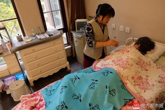 張津華進(jìn)食只能靠營養(yǎng)粉鼻飼。（羅逸爵 攝）