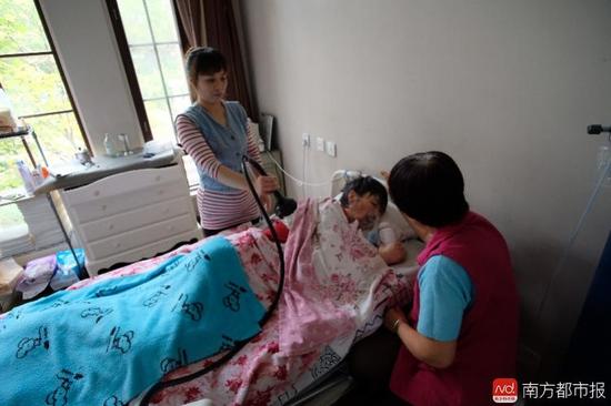 每次排痰，張津華就會(huì)癲癇發(fā)作，這是她腦部?jī)H有的電信號(hào)。（羅逸爵 攝）