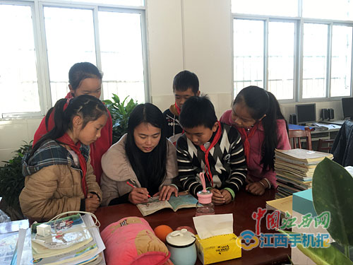 女教師備課本走紅 網(wǎng)友：這才是為人師表！