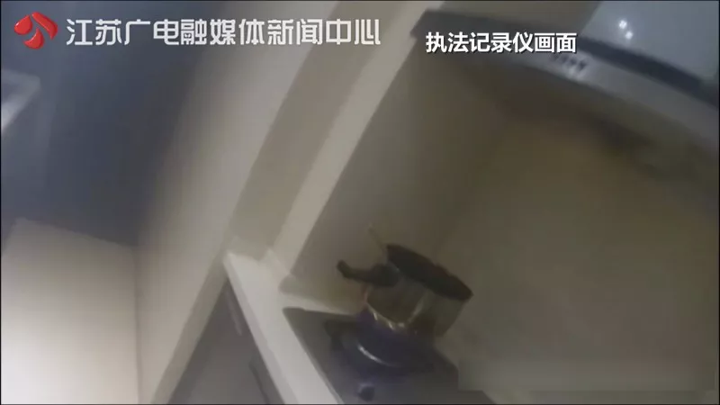 醉酒女子獨(dú)自在家干這事 醒來看見滿屋陌生人 醉酒女子獨(dú)自在家干這事 醒來看見滿屋陌生人