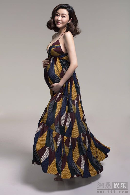 熊黛林秀恩愛大肚照 贊老公貼心:沒嫁錯人 熊黛林秀恩愛大肚照 贊老公貼心:沒嫁錯人