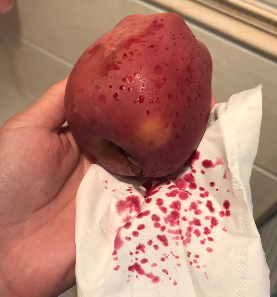 嚇懵！女子用熱水泡蘋果結(jié)果冒出血珠 咋回事？