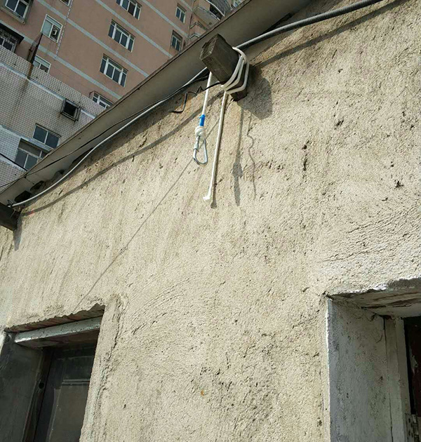 懸掛的登山繩子和房梁。