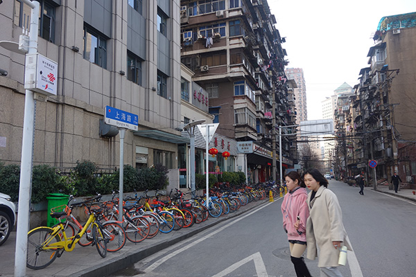 上海路的兩邊，大多是一些老房子。