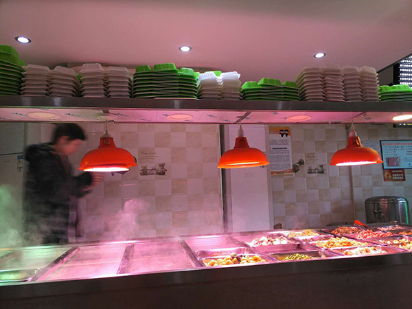 羅正宇經(jīng)常去的炸醬面館，中午和晚上有盒飯吃。