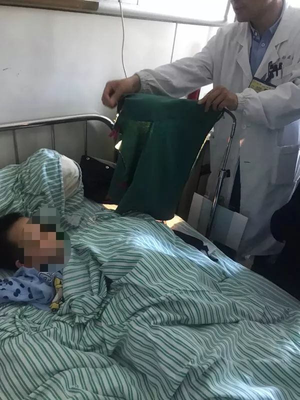 嚇哭！6歲男孩被夾斷手指 罪魁禍?zhǔn)拙故切７? oldsrc=