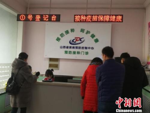 當(dāng)日，山西省疾病預(yù)防控制中心門(mén)診部擠滿了前來(lái)接種和咨詢四價(jià)宮頸癌疫苗的女性。 范麗芳 攝