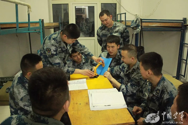 空軍找上藍翔技校聯(lián)合培訓：為的就是挖掘機