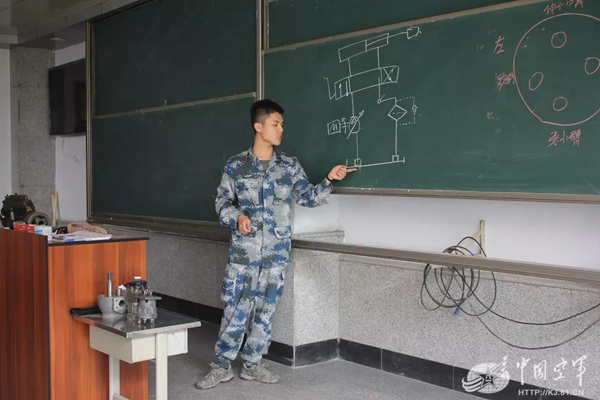 空軍找上藍翔技校聯(lián)合培訓：為的就是挖掘機