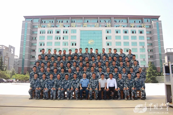 空軍找上藍翔技校聯(lián)合培訓：為的就是挖掘機