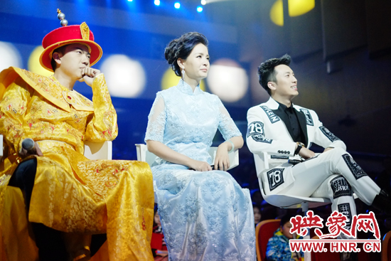 當晚產(chǎn)生的冠亞軍，陳琨（中）、劉雯（右）、郭嘉寧