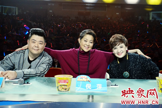 三位坐鎮(zhèn)評委倪萍（中）、柯以敏（右）和毛子哥