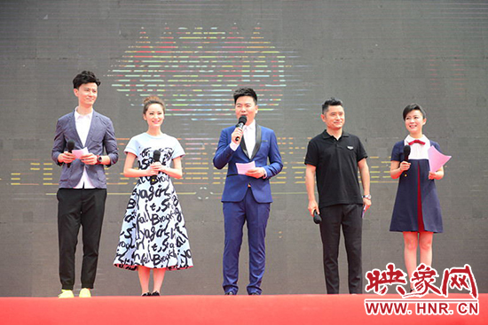 電視臺(tái)主持人與電臺(tái)主播搭檔主持，讓人耳目一新