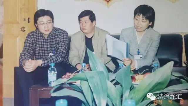 右一為時任團(tuán)支部書記李玉潔和主持人張世彬等討論研究案情 右一為時任團(tuán)支部書記李玉潔和主持人張世彬等討論研究案情